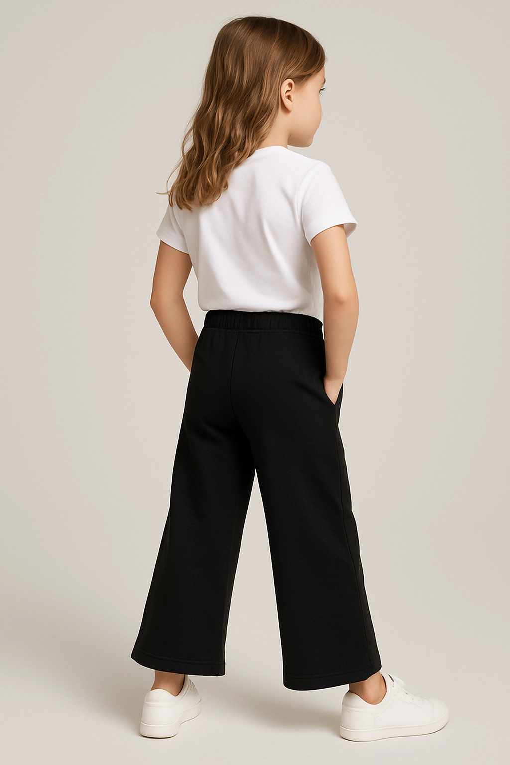Černé dívčí tepláky se širokými nohavicemi