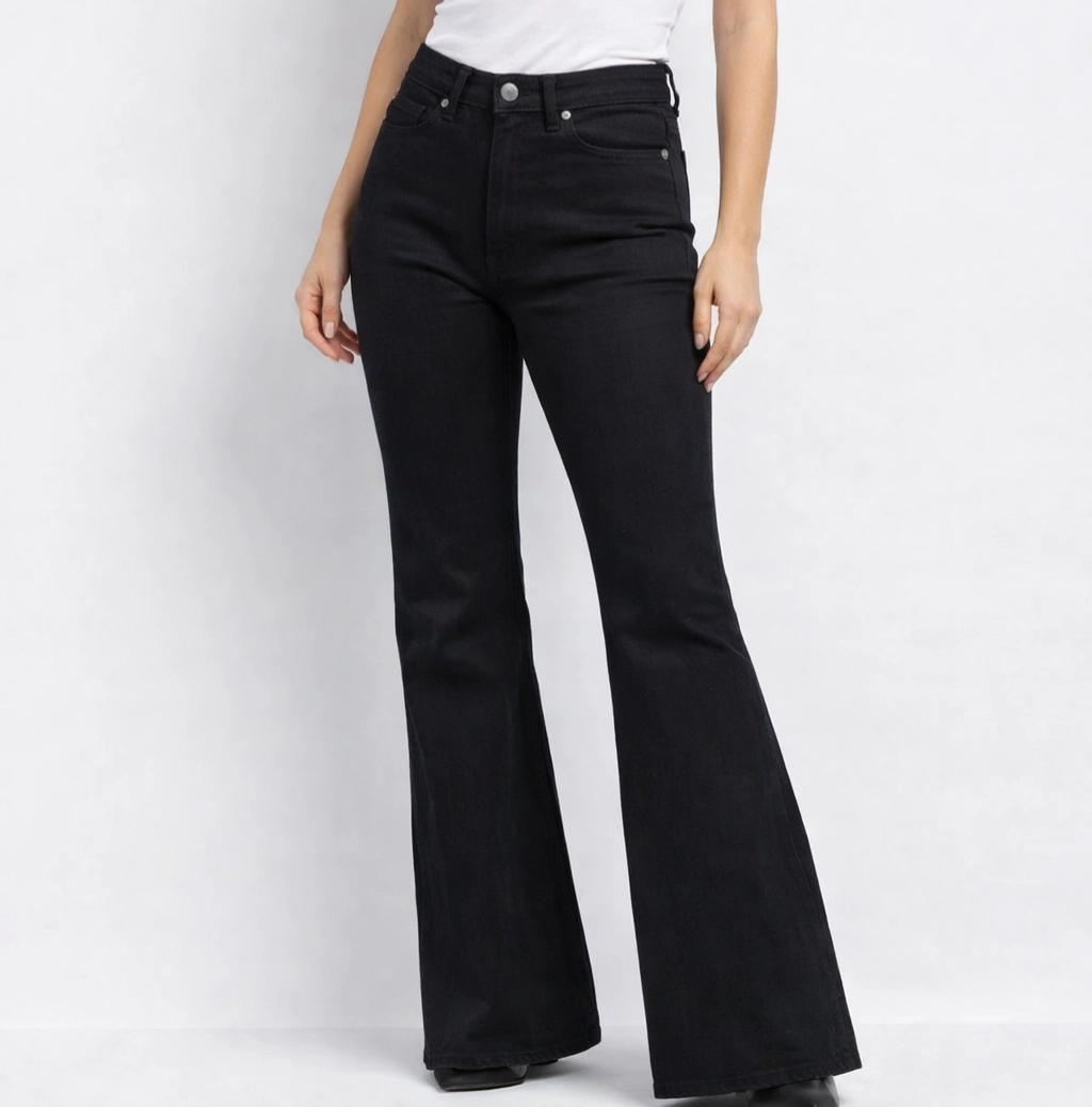 Dámské černé džíny s vysokým pasem a rozšířenými nohavicem