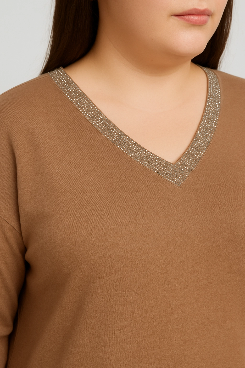 Hnědá halenka s výstřihem do V