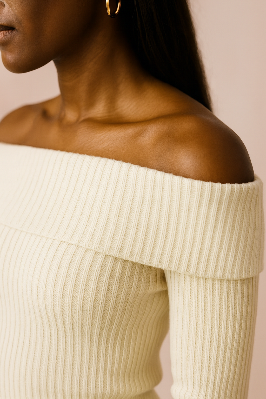 Svetr s odhalenými rameny