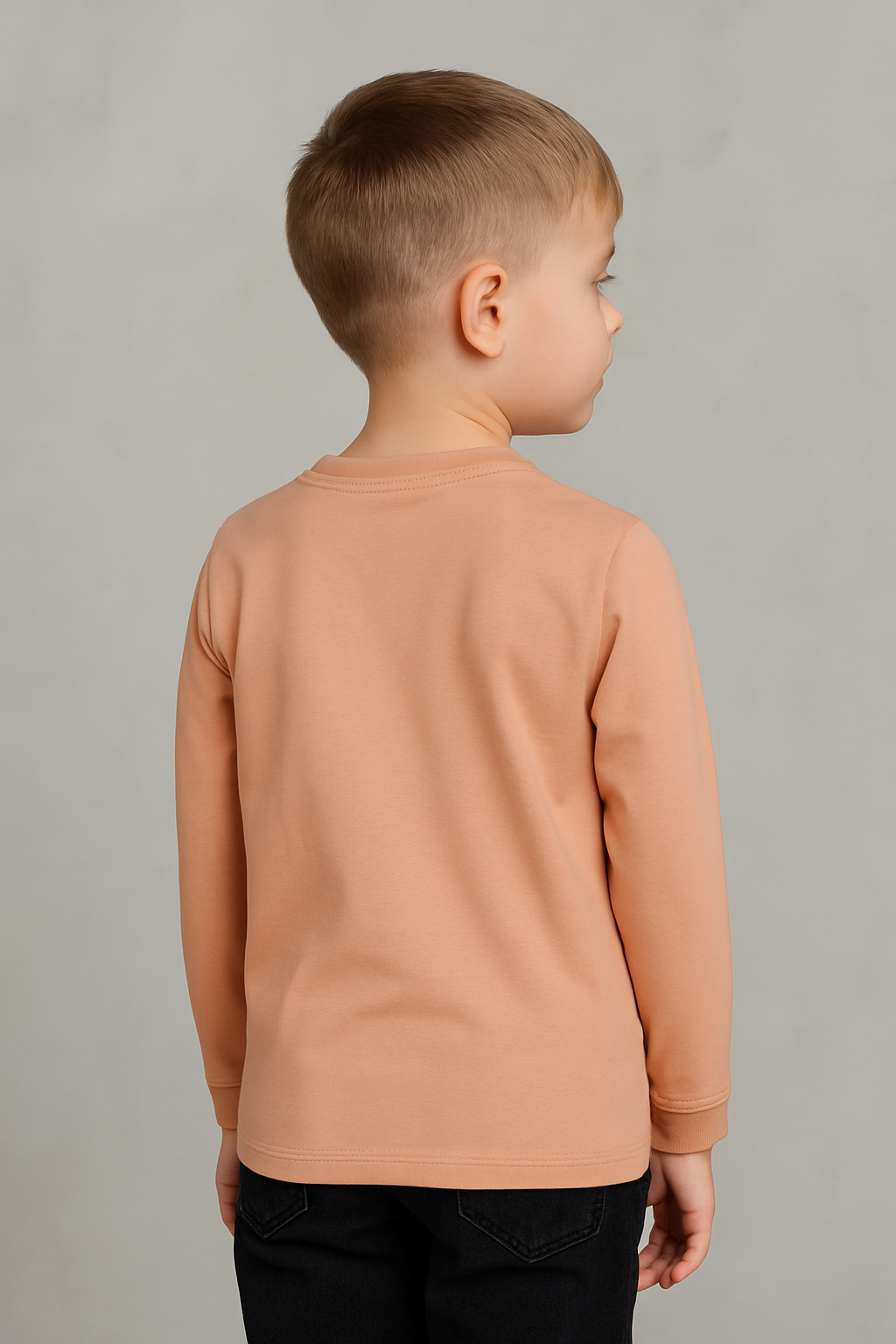 Chlapecká mikina z tenkého a jemného materiálu 