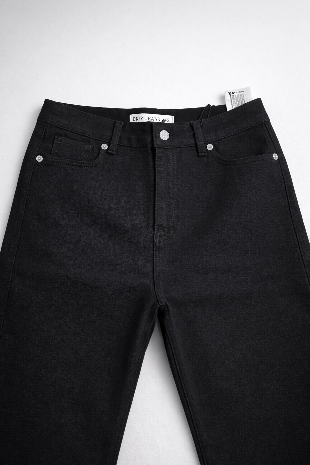 Dámské černé džíny s vysokým pasem a rozšířenými nohavicem