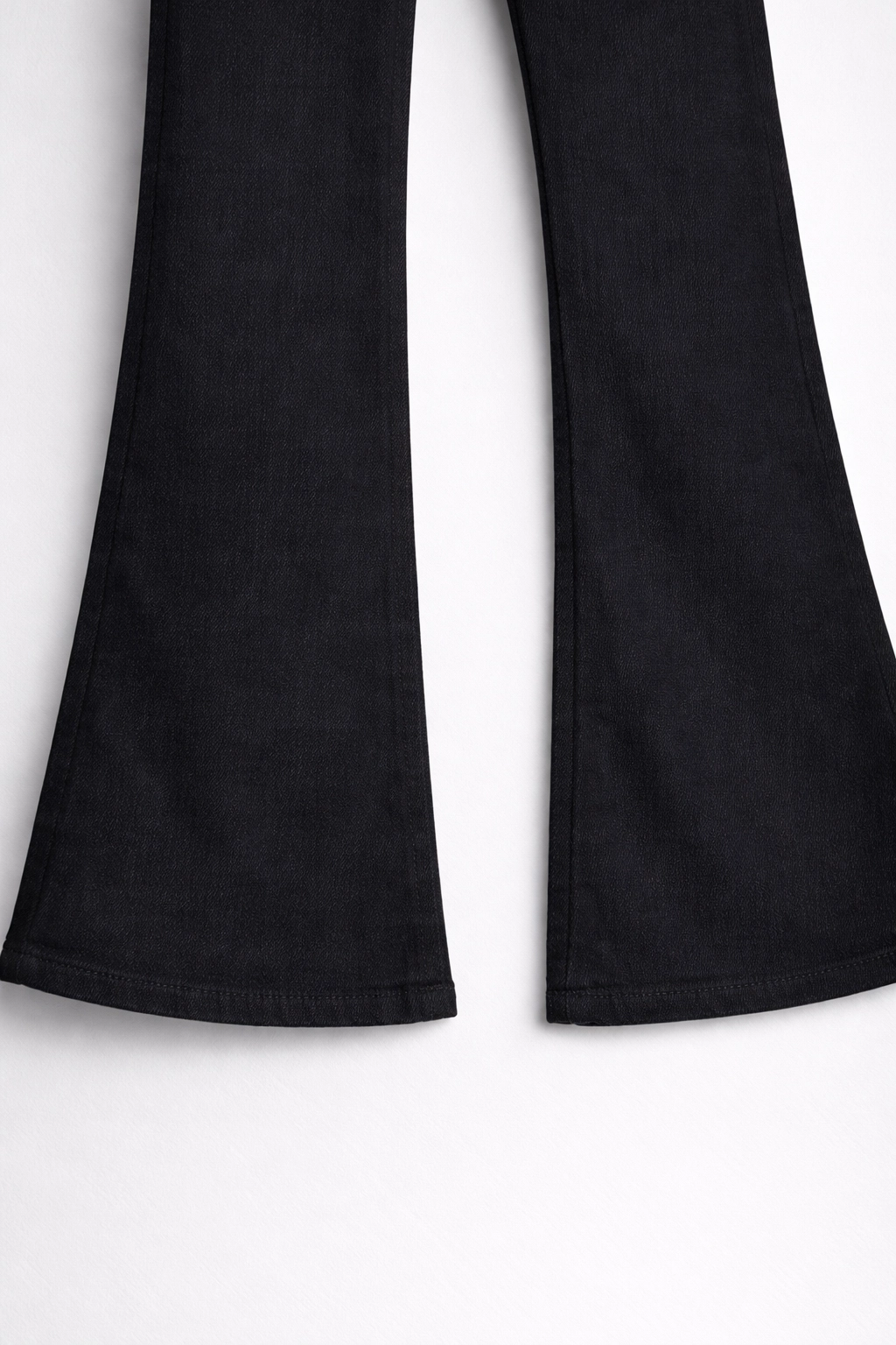 Dámské černé džíny s vysokým pasem a rozšířenými nohavicem